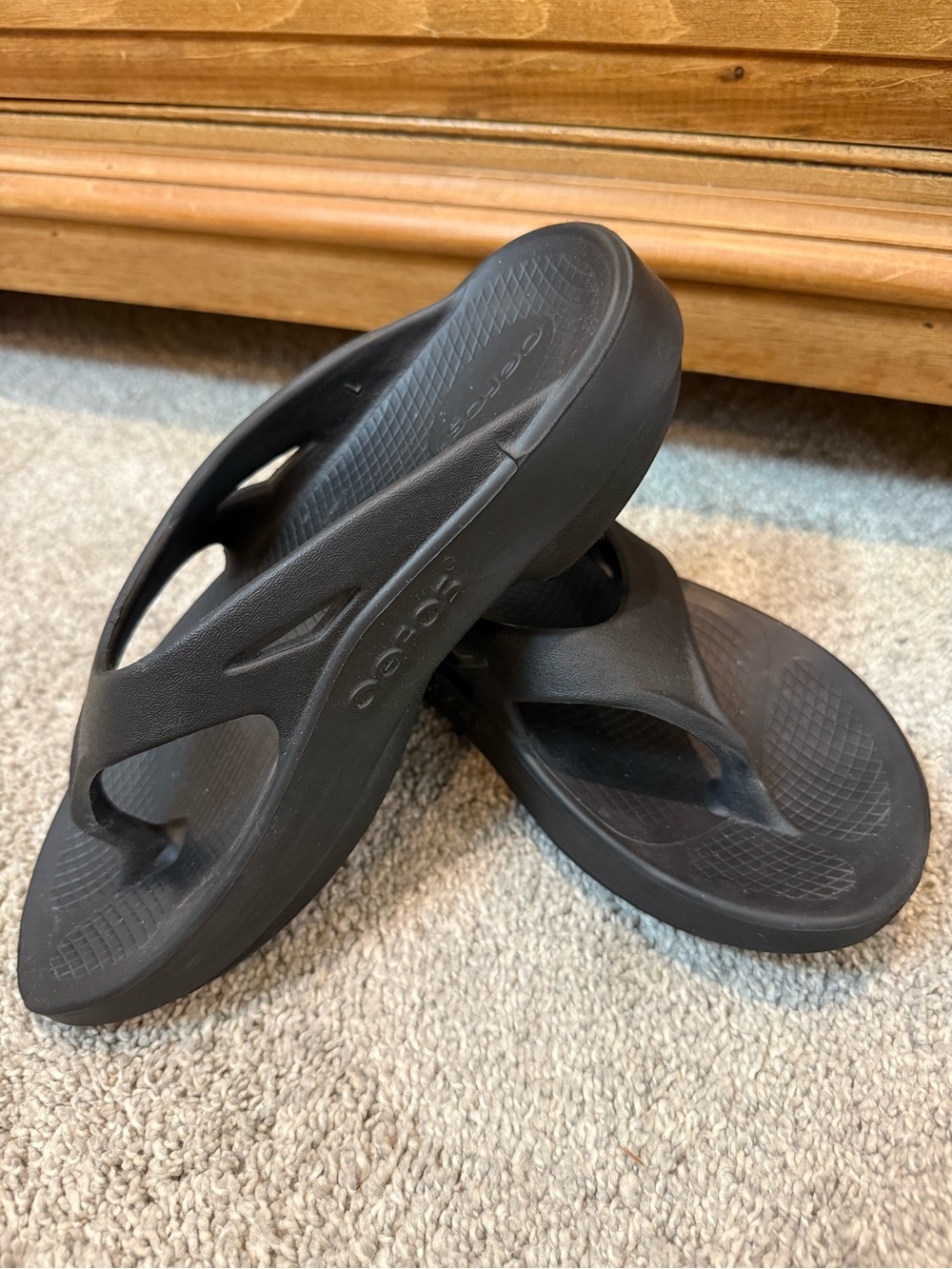 Oofos Original Women's Black Foam Thong Sandals
